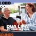 El sorprendente sueldo del CEO de Apple: ¿cuánto realmente gana? Portada tipo podcast con dos personas riendo, micrófono y logos de BBC Sounds y texto promocional.