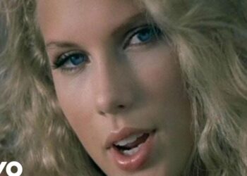 Primer plano de una cantante rubia con rizos y ojos azules; Tim McGraw sorprende a todos con un anuncio impactante tras una emotiva celebración familiar