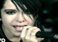¿Qué fue de Tokio Hotel? Descubre su sorprendente transformación en un primer plano de un vocalista con maquillaje oscuro, piercing en la ceja y micrófono