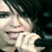 ¿Qué fue de Tokio Hotel? Descubre su sorprendente transformación en un primer plano de un vocalista con maquillaje oscuro, piercing en la ceja y micrófono