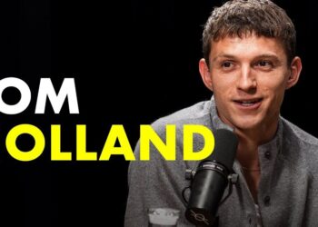 Dónde vive Zendaya: descubre su lujosa mansión en Londres en una imagen de un joven conversando frente a un micrófono en un estudio con fondo oscuro.