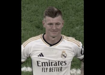 Jugador del Real Madrid con camiseta blanca posando sobre el césped