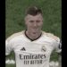 Jugador del Real Madrid con camiseta blanca posando sobre el césped