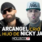 Dos artistas urbanos en retrato con tipografía blanca y amarilla y logo, uV2 DBiBQu4