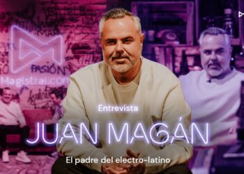 Retrato de un artista sentado en una entrevista en un set con luces de neón y grafiti de fondo