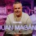Retrato de un artista sentado en una entrevista en un set con luces de neón y grafiti de fondo