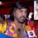 Hombre con camisa colorida siendo entrevistado en un set de televisión con rótulo 'EXCLUSIVA' y una imagen insertada de una mujer mayor
