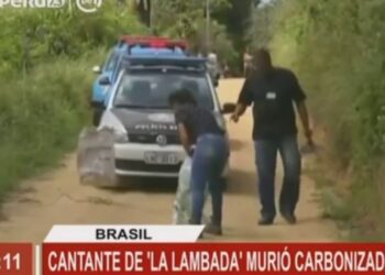 Escena de reportaje policial en camino rural con titular sobre la noticia y la pregunta ¿Qué fue de Kaoma? La historia detrás de la famosa Lambada