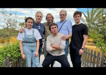 Grupo de cinco personas posando en un jardín vWIuNgH70DU