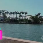Descubre la lujosa casa de Shakira en Miami: detalles y secretos, mansión frente al mar con palmeras, muelle y fachada elegante bajo cielo azul.