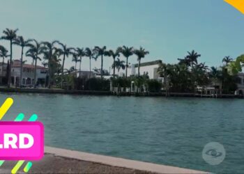 Descubre la lujosa casa de Shakira en Miami: detalles y secretos, mansión frente al mar con palmeras, muelle y fachada elegante bajo cielo azul.