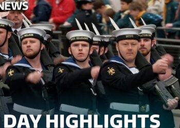 Marineros en uniforme de gala marchando en formación durante un desfile con público, Descubre los 8 momentos de moda real más impactantes de la historia del Día de la Victoria que te dejarán sin aliento