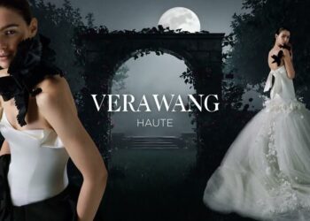 Anuncio de alta costura nupcial con dos modelos frente a un arco bajo la luna y el logotipo VERA WANG en el centro