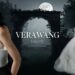 Anuncio de alta costura nupcial con dos modelos frente a un arco bajo la luna y el logotipo VERA WANG en el centro
