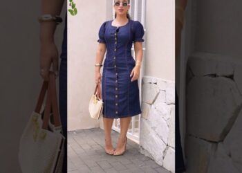 Mujer con vestido midi de mezclilla abotonado, mangas abullonadas y bolso tejido; Este vestido de mezclilla de Lorraine Kelly se agotará en un abrir y cerrar de ojos, ¡descubre por qué es el favorito del otoño!