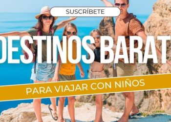 Familia sonriente en un acantilado junto al mar con ropa veraniega y gafas de sol; Descubre 17 trucos infalibles para viajar con niños y disfrutar sin estrés.