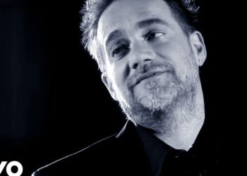 Retrato en blanco y negro de un hombre en primer plano con mirada pensativa, La esposa de Vicentico: descubre la historia de Valeria Bertuccelli