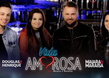 Cuatro artistas sonrientes posan frente a un letrero luminoso con corazón y el texto Vida Amorosa; Las parejas de Madonna: secretos y romances de la reina del pop