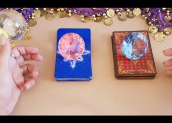 Las parejas más impactantes de Neymar: amor y controversia en una mesa de lectura con dos mazos, una bola de cristal y manos preparando la tirada