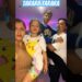 Familia posando en formato vertical con luces neón, estilo redes sociales y una niña con camiseta de Pikachu