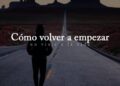 Silueta caminando por una carretera desierta al atardecer con el texto 'Cómo volver a empezar', Dónde vive Karina: descubre su hogar y estilo de vida actual.