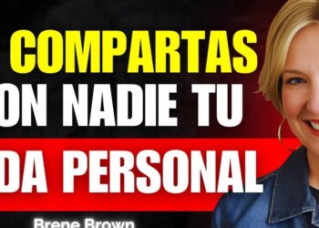 Mujer rubia sonriendo junto a un llamativo cartel en rojo y negro que dice 'No compartas con nadie tu vida personal'