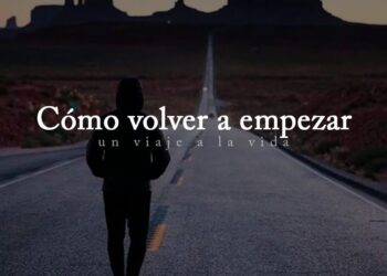Silueta caminando por una carretera desierta al atardecer con el texto 'Cómo volver a empezar', Dónde vive Karina: descubre su hogar y estilo de vida actual.