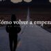 Silueta caminando por una carretera desierta al atardecer con el texto 'Cómo volver a empezar', Dónde vive Karina: descubre su hogar y estilo de vida actual.