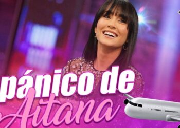 Descubre dónde vive Aitana: secretos de su hogar y estilo de vida en un plató televisivo con estética rosa y un avión ilustrado.