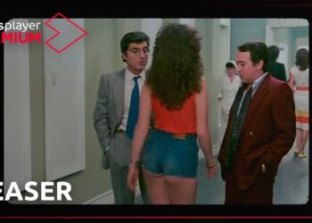 Actores en un pasillo con una mujer de espaldas en shorts y dos hombres trajeados conversando, Andrés Pajares: descubre su vida actual y secretos revelados