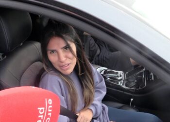 Mujer sentada en el asiento del conductor mientras es entrevistada con un micrófono rojo, Cuántos hijos tiene Chabelita Pantoja: descubre su familia y más
