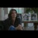 Dónde vive Gabriela Sabatini: secretos de su vida en Suiza 25 Mujer sentada en un sillón durante una entrevista en un interior con fotos en una mesa y luz natural, Dónde vive Gabriela Sabatini: secretos de su vida en Suiza