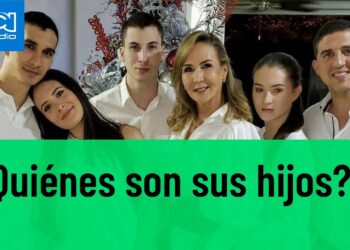 Grupo familiar posando frente a un árbol decorado y un banner verde que pregunta quiénes son sus hijos.