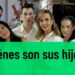 Grupo familiar posando frente a un árbol decorado y un banner verde que pregunta quiénes son sus hijos.