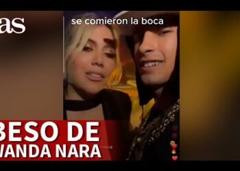 Dos personas muy cerca en un video nocturno con texto superpuesto que alude a un beso