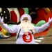 Persona vestida de Papá Noel en un desfile navideño con los brazos abiertos; Descubre dónde vive Papá Noel y los secretos de su hogar mágico.