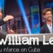 Invitado sonriente en un programa de televisión con el presentador en plató y texto promocional, Hijos de William Levy: descubre su vida y momentos especiales.