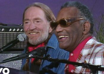 Descubre la increíble utopía de Willie Nelson: un pueblo del oeste, un escenario musical y mucho más en 700 acres de magia; dos músicos sonrientes junto a un piano y micrófonos en una actuación íntima.