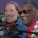 Descubre la increíble utopía de Willie Nelson: un pueblo del oeste, un escenario musical y mucho más en 700 acres de magia; dos músicos sonrientes junto a un piano y micrófonos en una actuación íntima.
