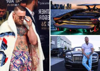 Persona con abrigo de piel y tatuajes junto a coches y un yate de lujo que refleja un estilo de vida ostentoso.