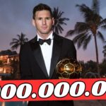 Jugador con esmoquin sosteniendo un balón dorado y símbolos de dinero frente a una mansión, ¿Cuánto cobra este futbolista al minuto? Descubre su impresionante salario