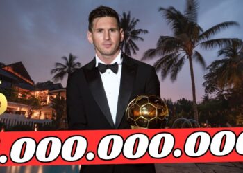 Jugador con esmoquin sosteniendo un balón dorado y símbolos de dinero frente a una mansión, ¿Cuánto cobra este futbolista al minuto? Descubre su impresionante salario