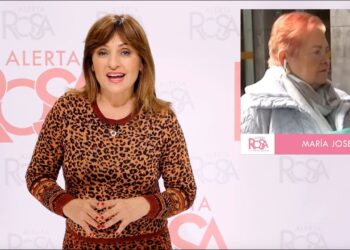 Presentadora en plató junto a imagen de reportaje, Descubre la vida oculta de los hijos de la duquesa de Alba