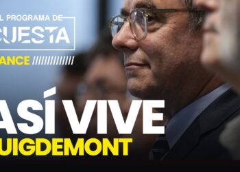 Primer plano lateral de un hombre con gafas y traje en un acto público, acompañado de gráficos promocionales que sugieren un reportaje sobre su residencia y estilo de vida.