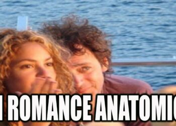 Pareja cercana en la cubierta de un barco frente al mar con el texto 'Un romance anatómico' yf5t Q9XmJ4