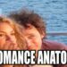 Pareja cercana en la cubierta de un barco frente al mar con el texto 'Un romance anatómico' yf5t Q9XmJ4