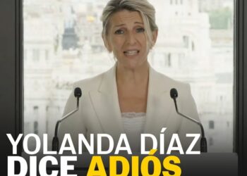 Dónde vive esta mujer: descubre su hogar y estilo de vida, oradora en un atril con microfonos y vistas urbanas