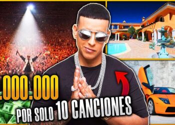 Cantante urbano con gafas y cadenas en primer plano frente a una multitud, mostrando mansión, auto deportivo naranja y montones de dinero