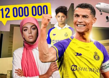 Jugador de fútbol con camiseta amarilla y morada frente a una mansión moderna en Riad, acompañado de una mujer con hiyab, un joven y un avión privado con precio mostrado £12 000 000