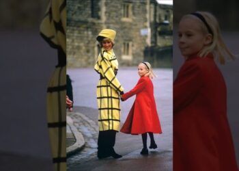 Descubre cómo una hija real se convierte en el reflejo de su madre luciendo la chaqueta de granja que marcará tendencia en 2025